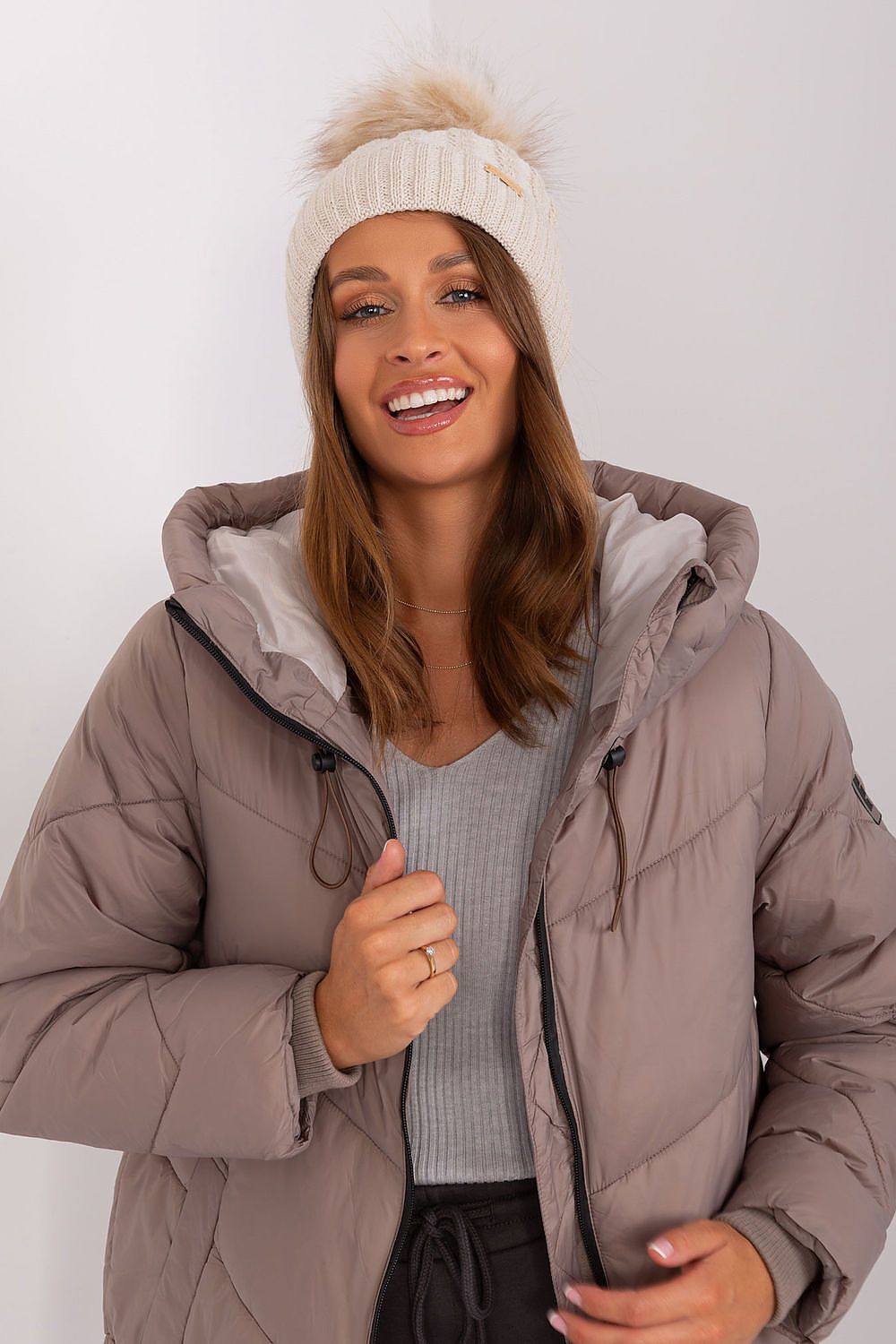   Czapka Damska Model JK-CZ-10.51 Beige - Rue Paris 