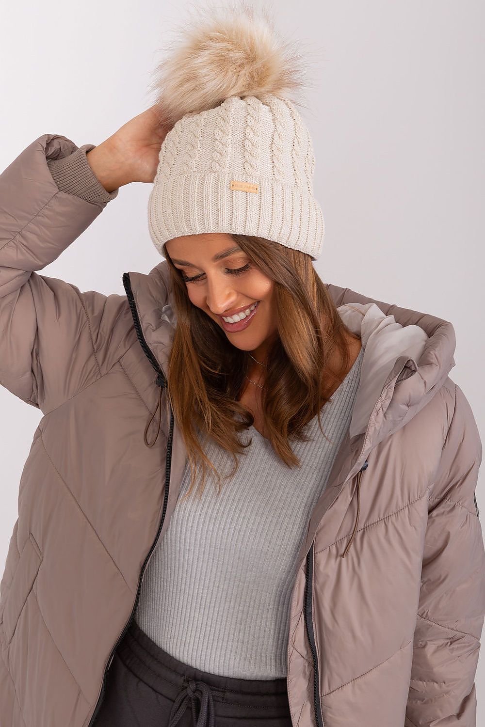   Czapka Damska Model JK-CZ-10.51 Beige - Rue Paris 
