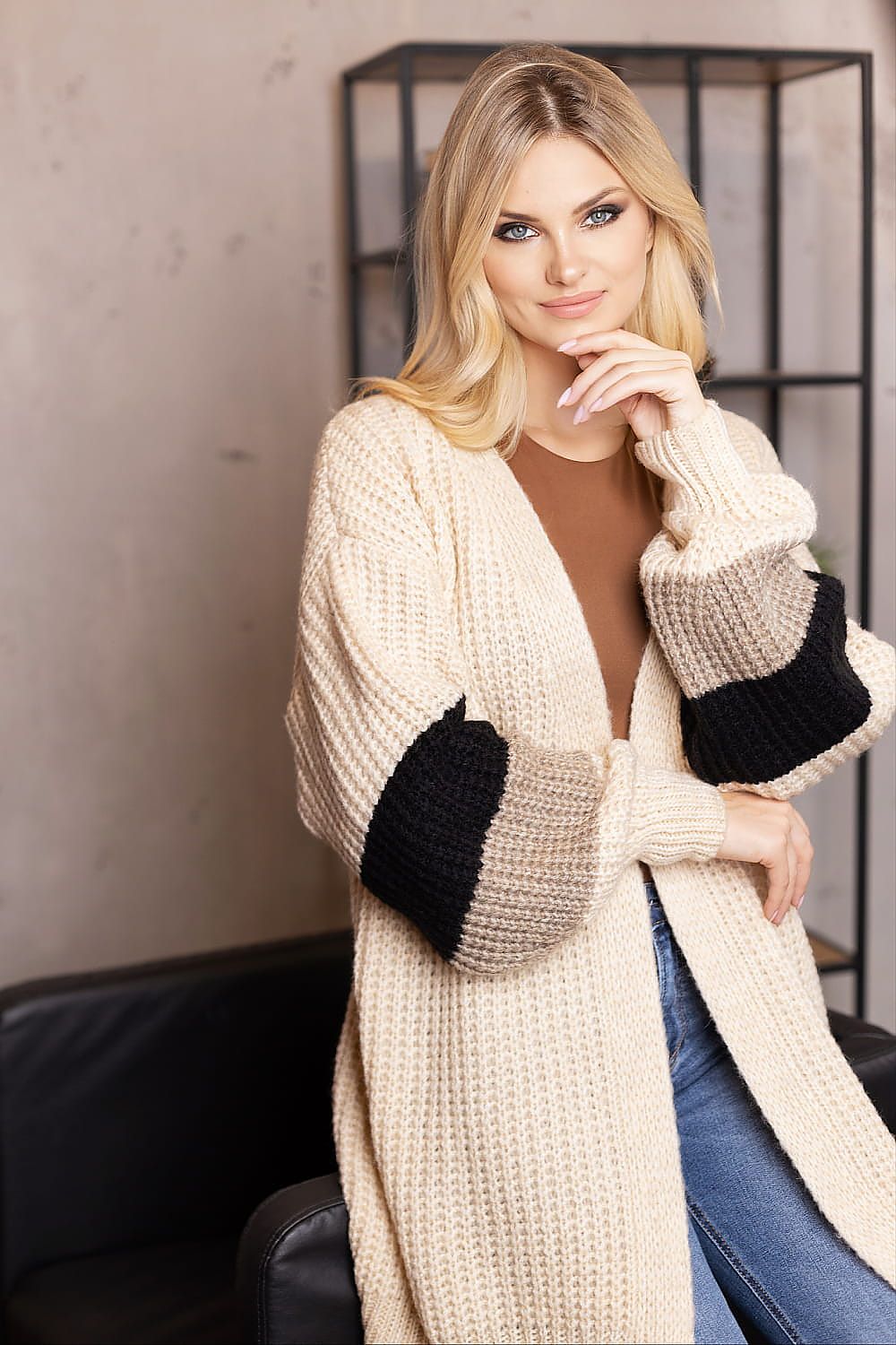  Sweter Kardigan Model 70041 Beige - PeeKaBoo 