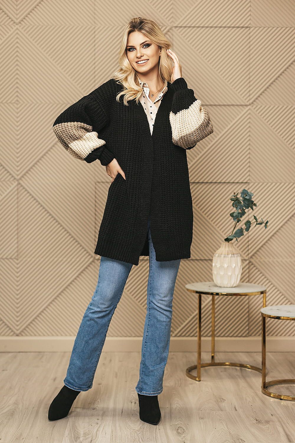  Sweter Kardigan Model 70041 Black - PeeKaBoo 