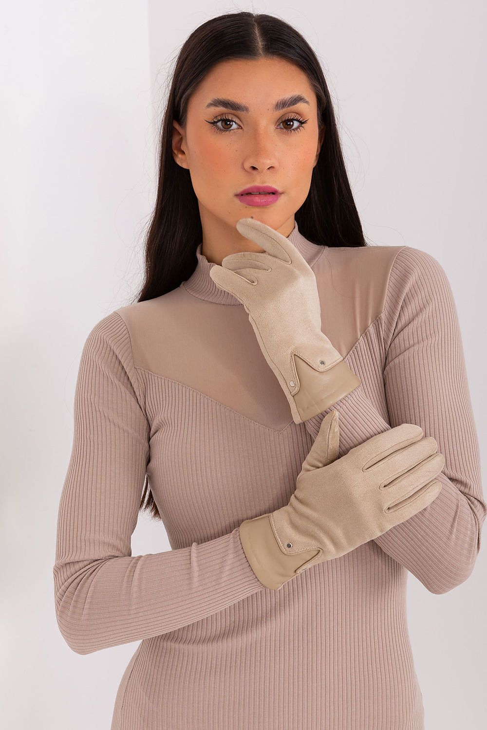   Rękawiczki Model AT-RK-239507.94P Beige - AT 