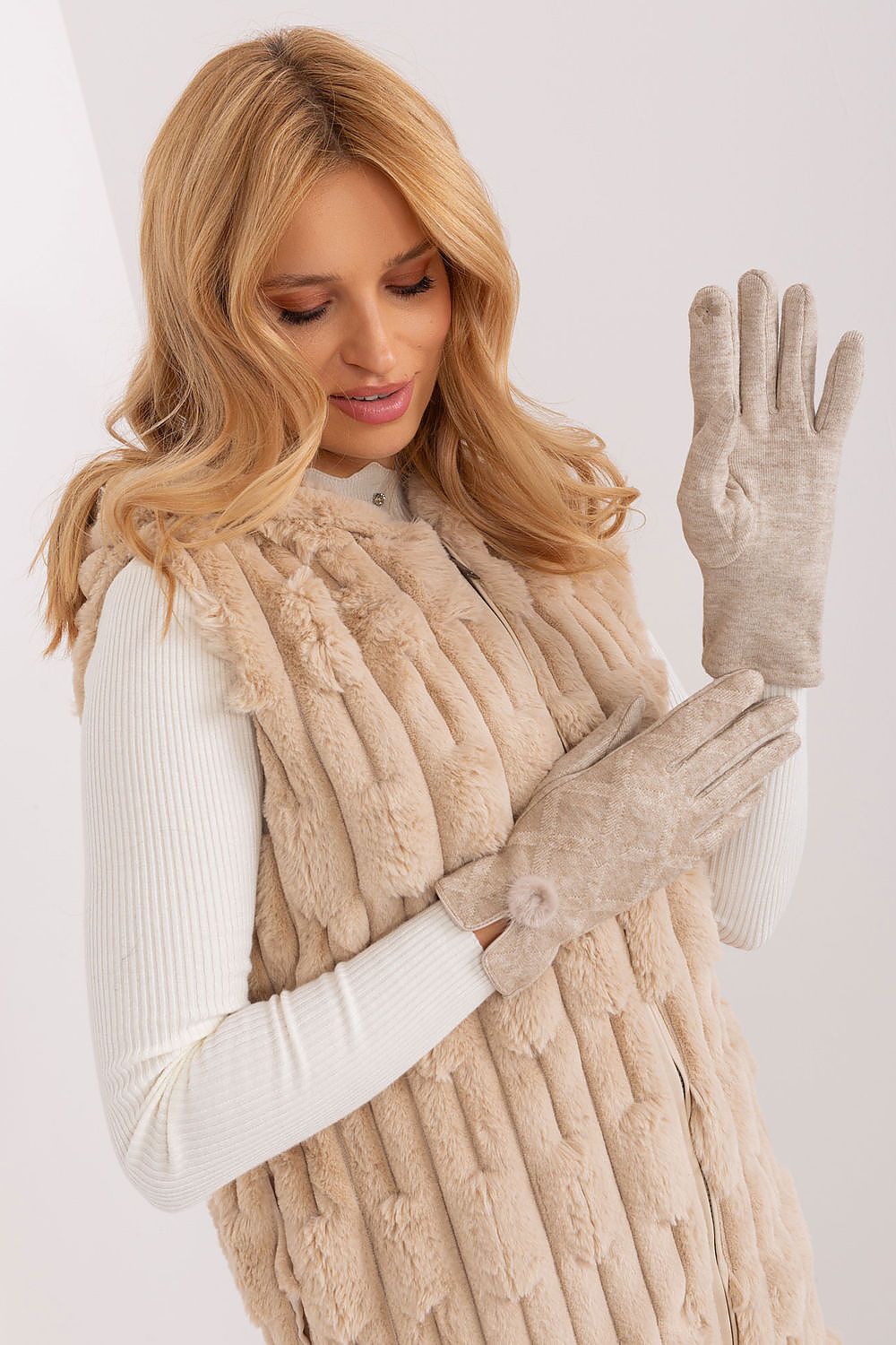   Rękawiczki Model AT-RK-239506.98 Beige - AT 