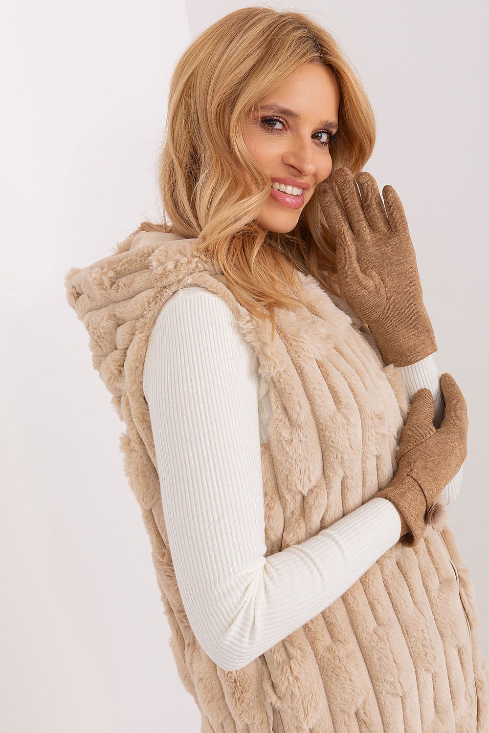   Rękawiczki Model AT-RK-23904.26 Camel - AT 