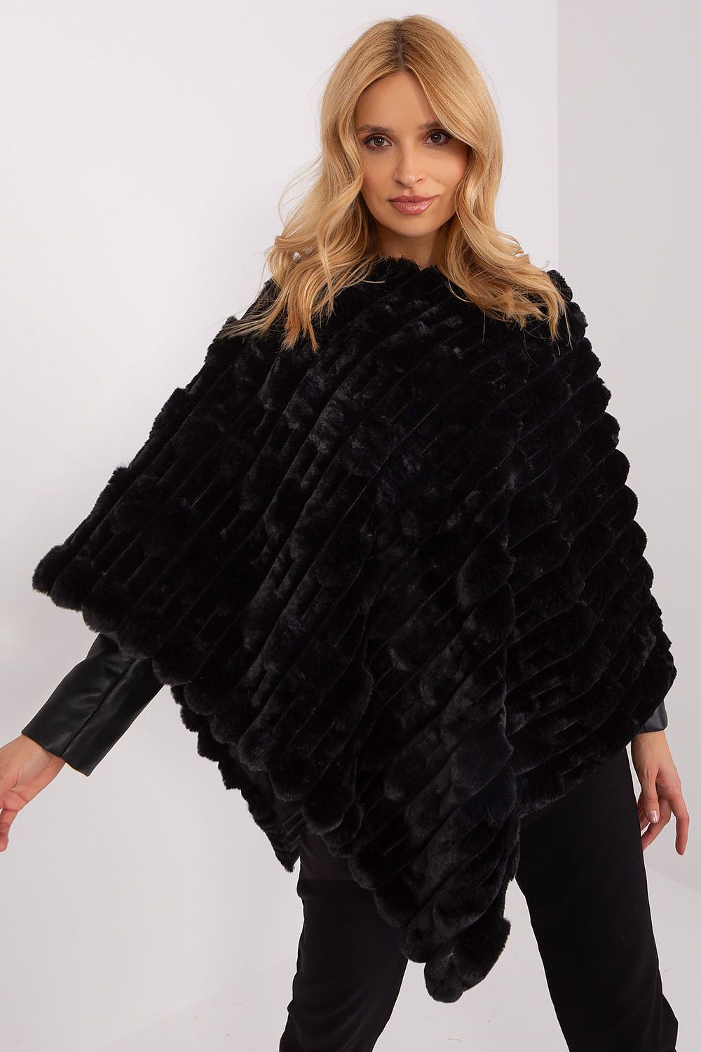  Sweter Ponczo Model AT-PN-2347.16 Black - AT 