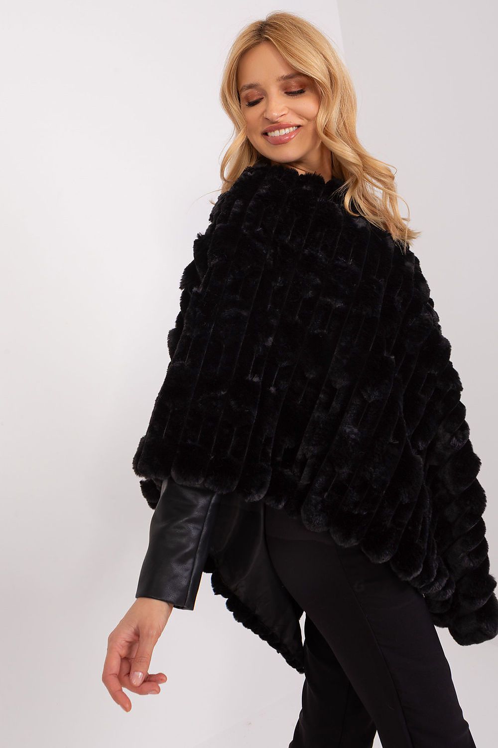  Sweter Ponczo Model AT-PN-2347.16 Black - AT 