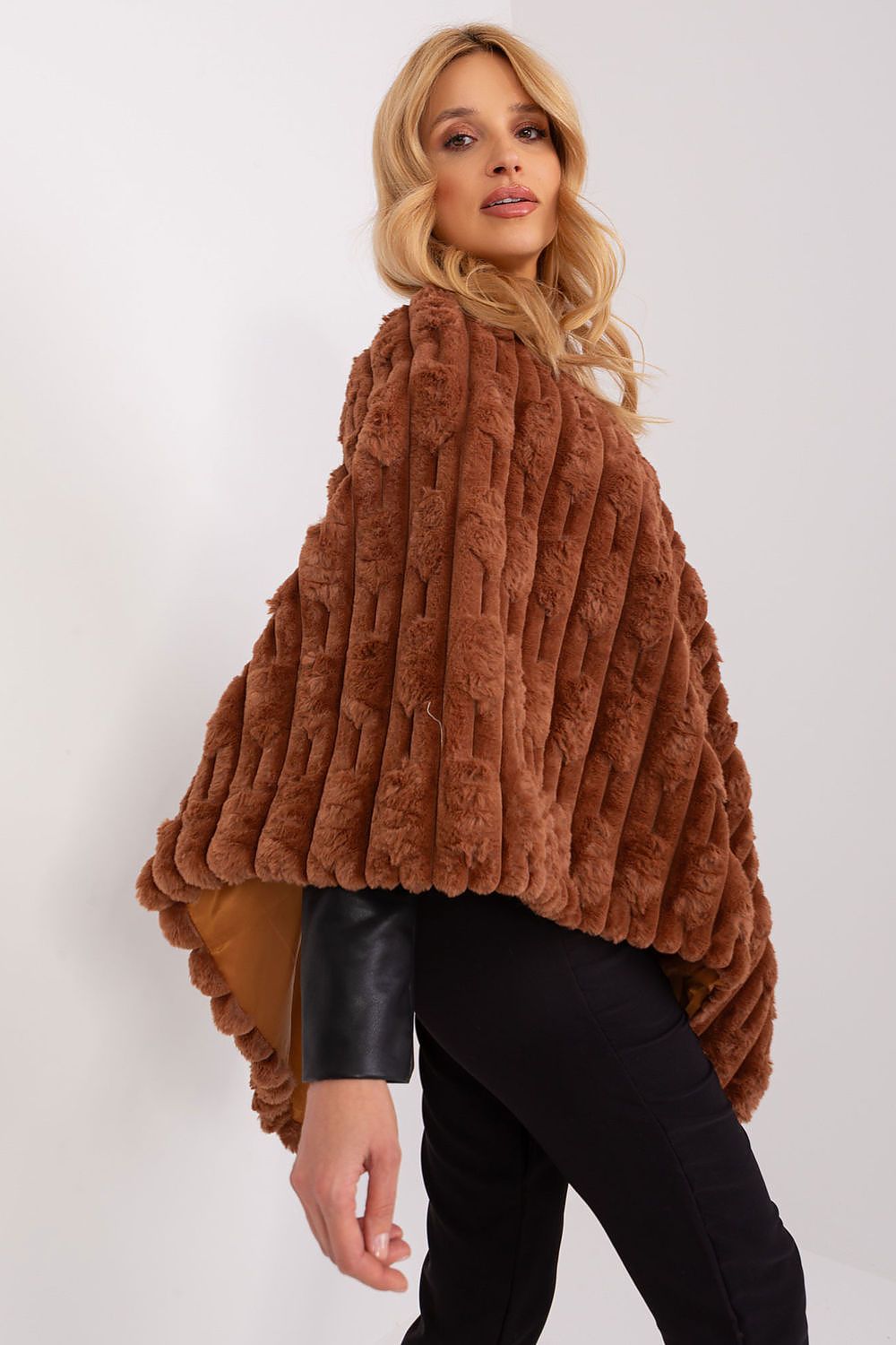  Sweter Ponczo Model AT-PN-2347.16 Light Brown - AT 