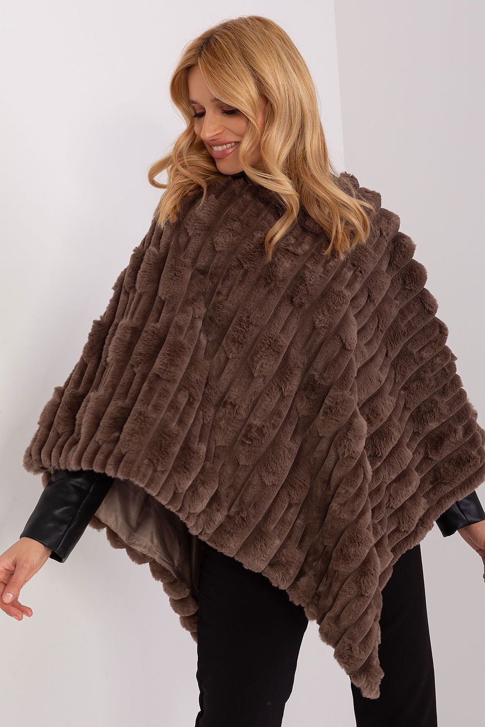  Sweter Ponczo Model AT-PN-2347.68 Brown - AT 