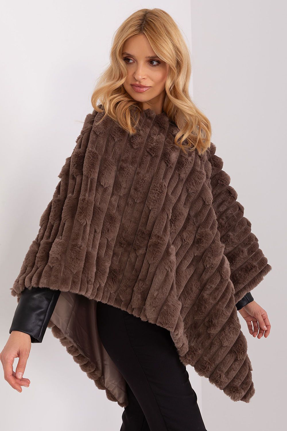  Sweter Ponczo Model AT-PN-2347.68 Brown - AT 