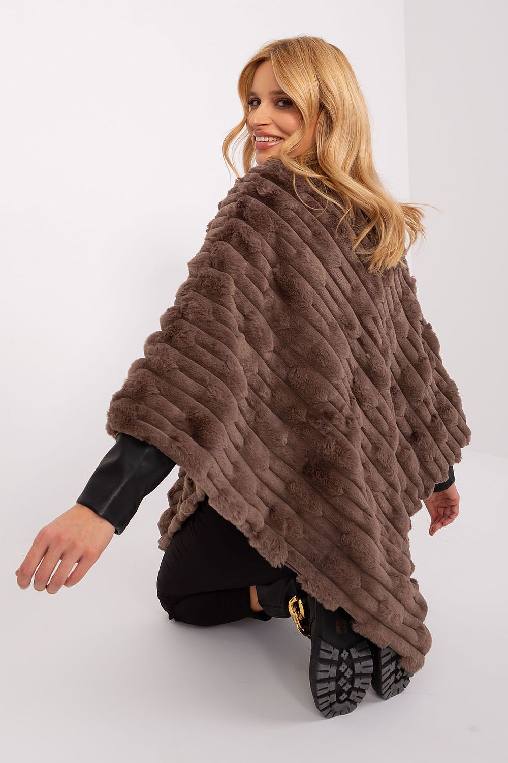  Sweter Ponczo Model AT-PN-2347.68 Brown - AT 