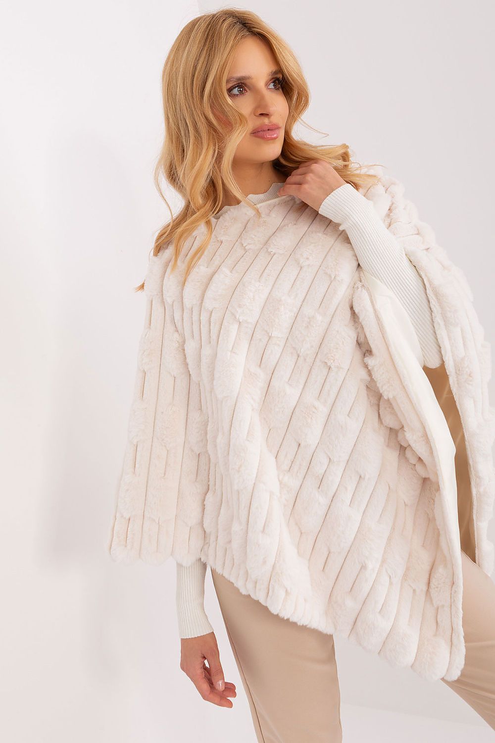  Sweter Ponczo Model AT-PN-2347.68 Ecru - AT 