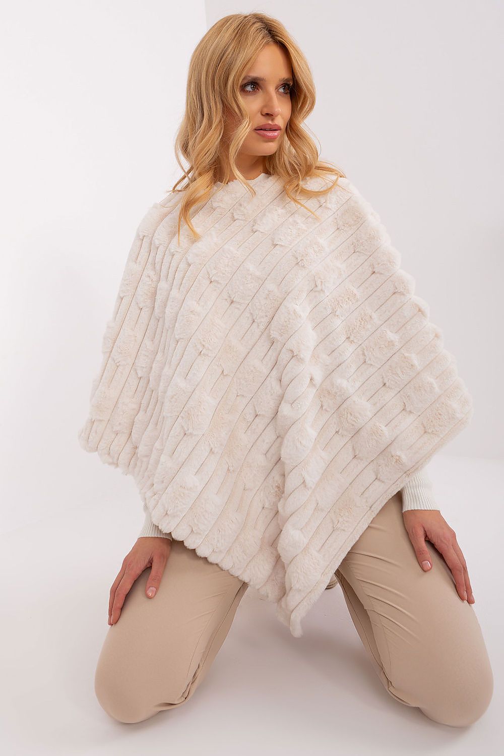  Sweter Ponczo Model AT-PN-2347.68 Ecru - AT 