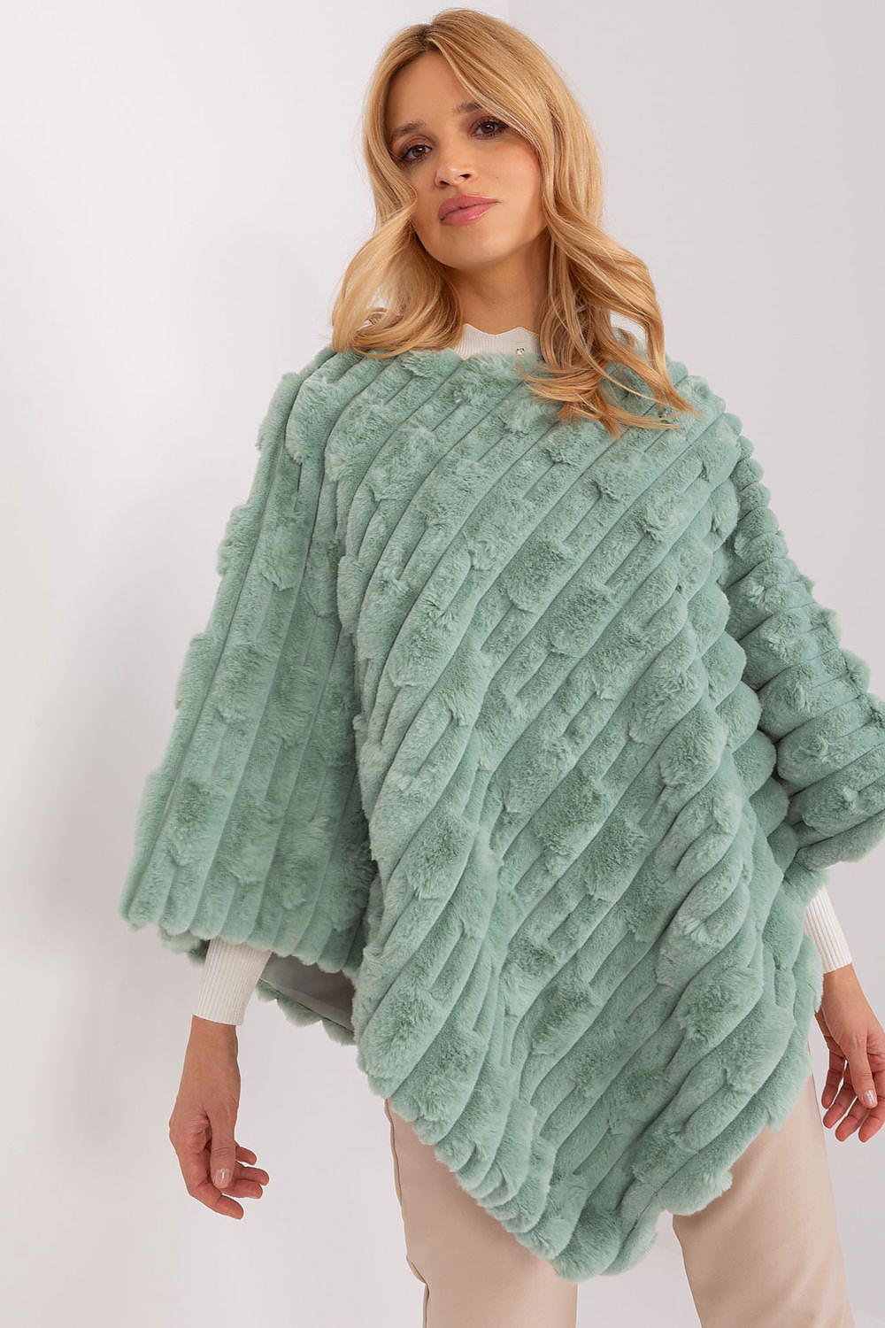  Sweter Ponczo Model AT-PN-2347.68 Pistacja - AT 