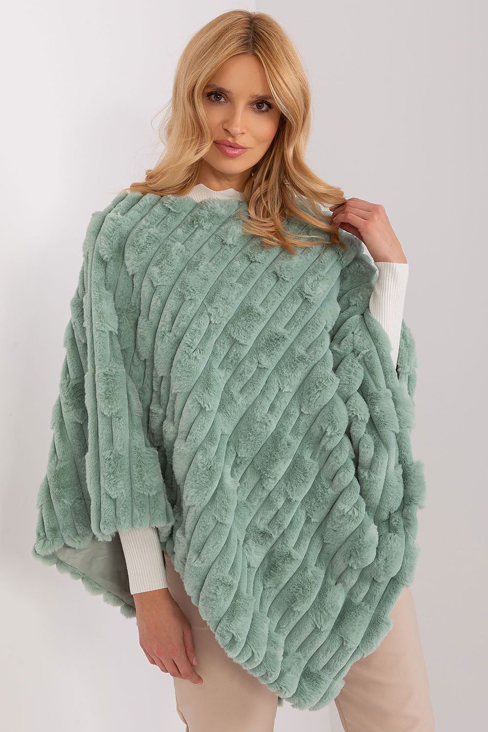  Sweter Ponczo Model AT-PN-2347.68 Pistacja - AT 