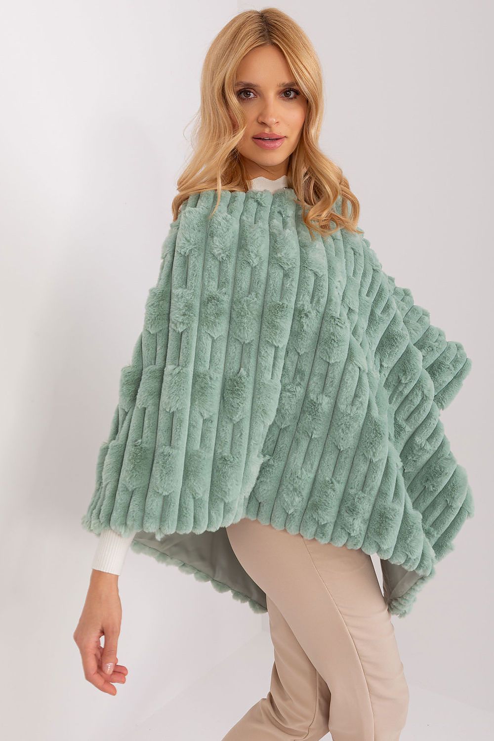 Sweter Ponczo Model AT-PN-2347.68 Pistacja - AT 