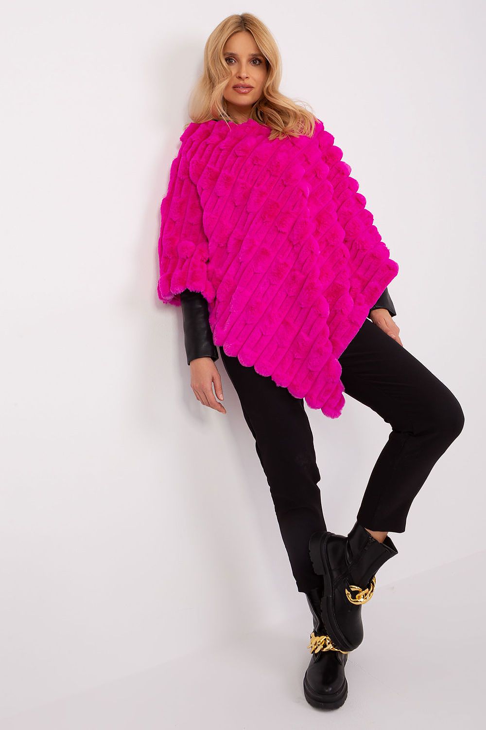  Sweter Ponczo Model AT-PN-2347.16 Fuksja - AT 