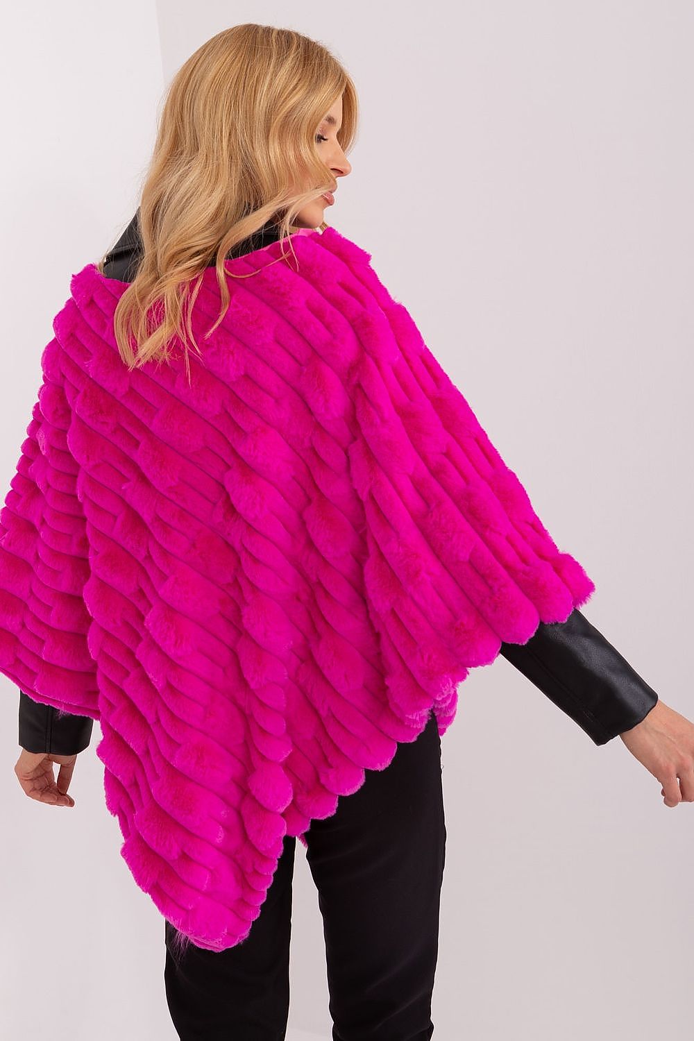  Sweter Ponczo Model AT-PN-2347.16 Fuksja - AT 