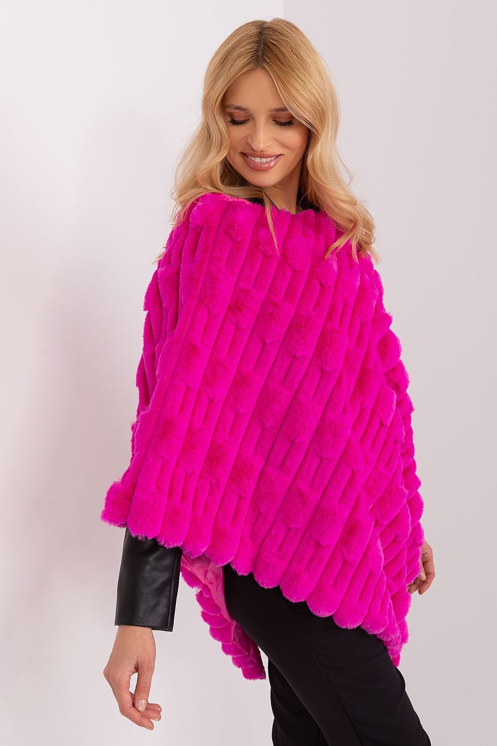  Sweter Ponczo Model AT-PN-2347.16 Fuksja - AT 