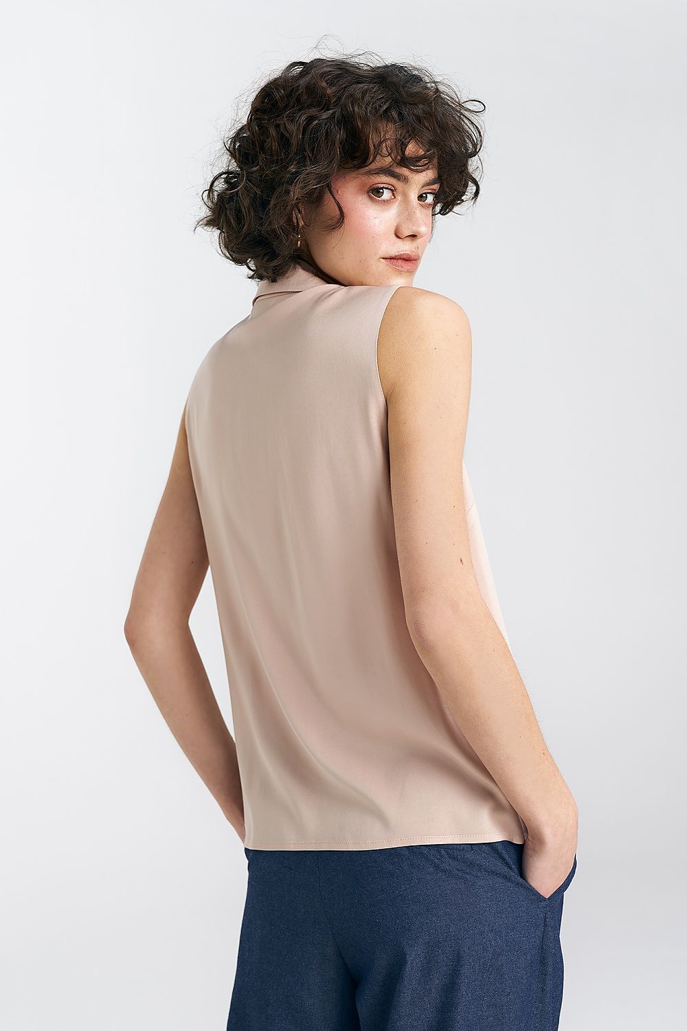   Bluzka bez rękawów z kołnierzykiem B159 Beige - Nife 