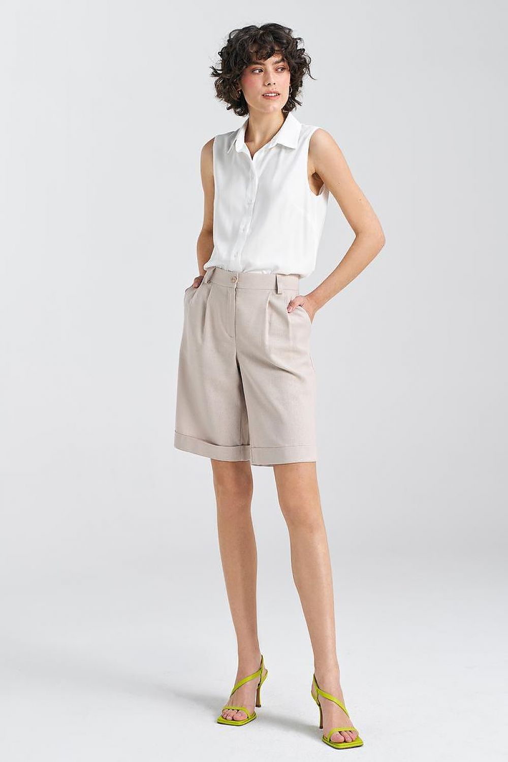   Krótkie lniane spodnie typu szorty SD86 Beige - Nife 