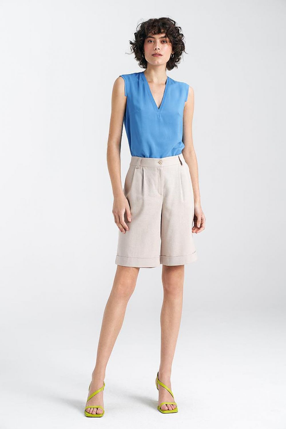   Krótkie lniane spodnie typu szorty SD86 Beige - Nife 