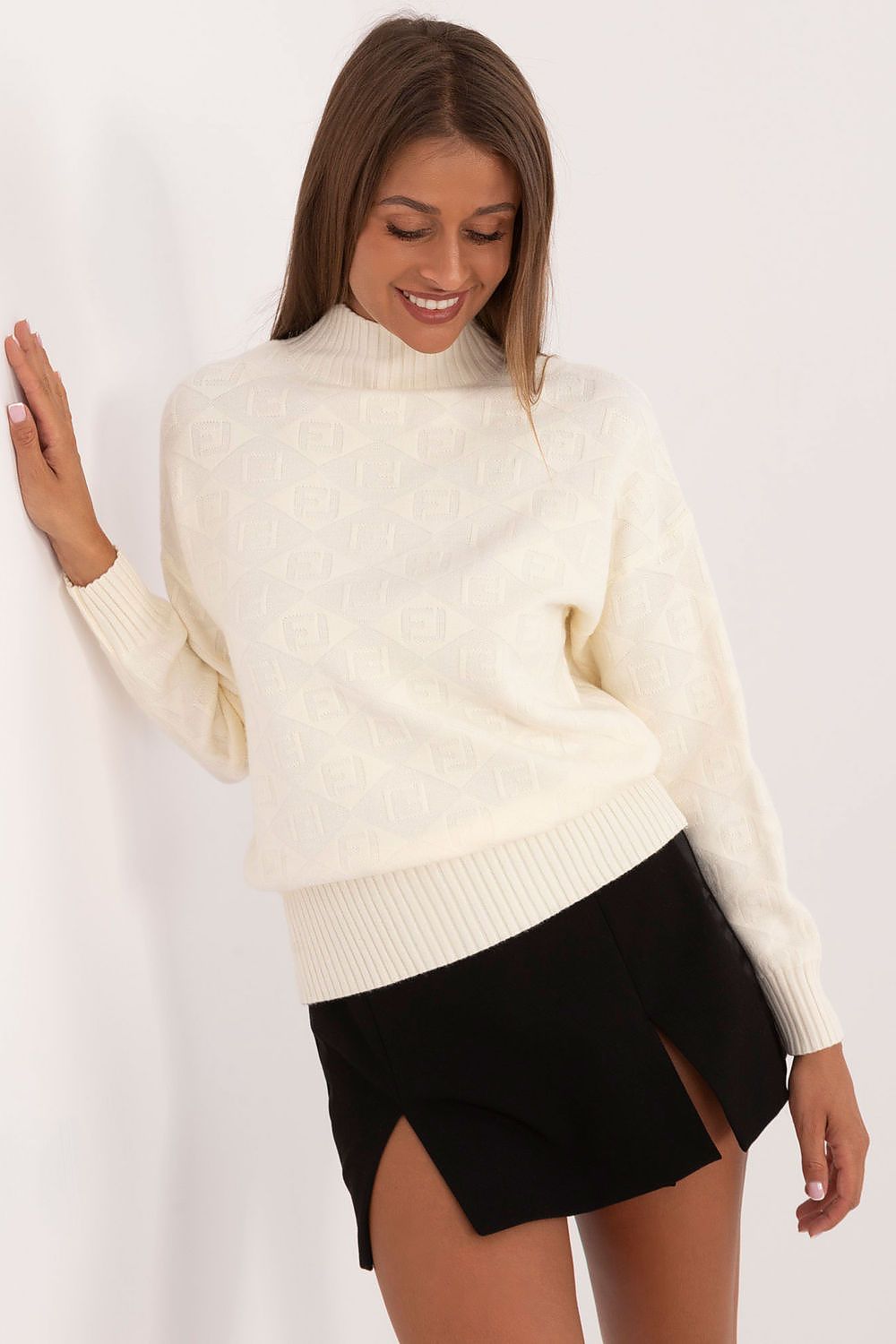   Sweter Damskie Model AT-SW-2339.54 Ecru - AT 