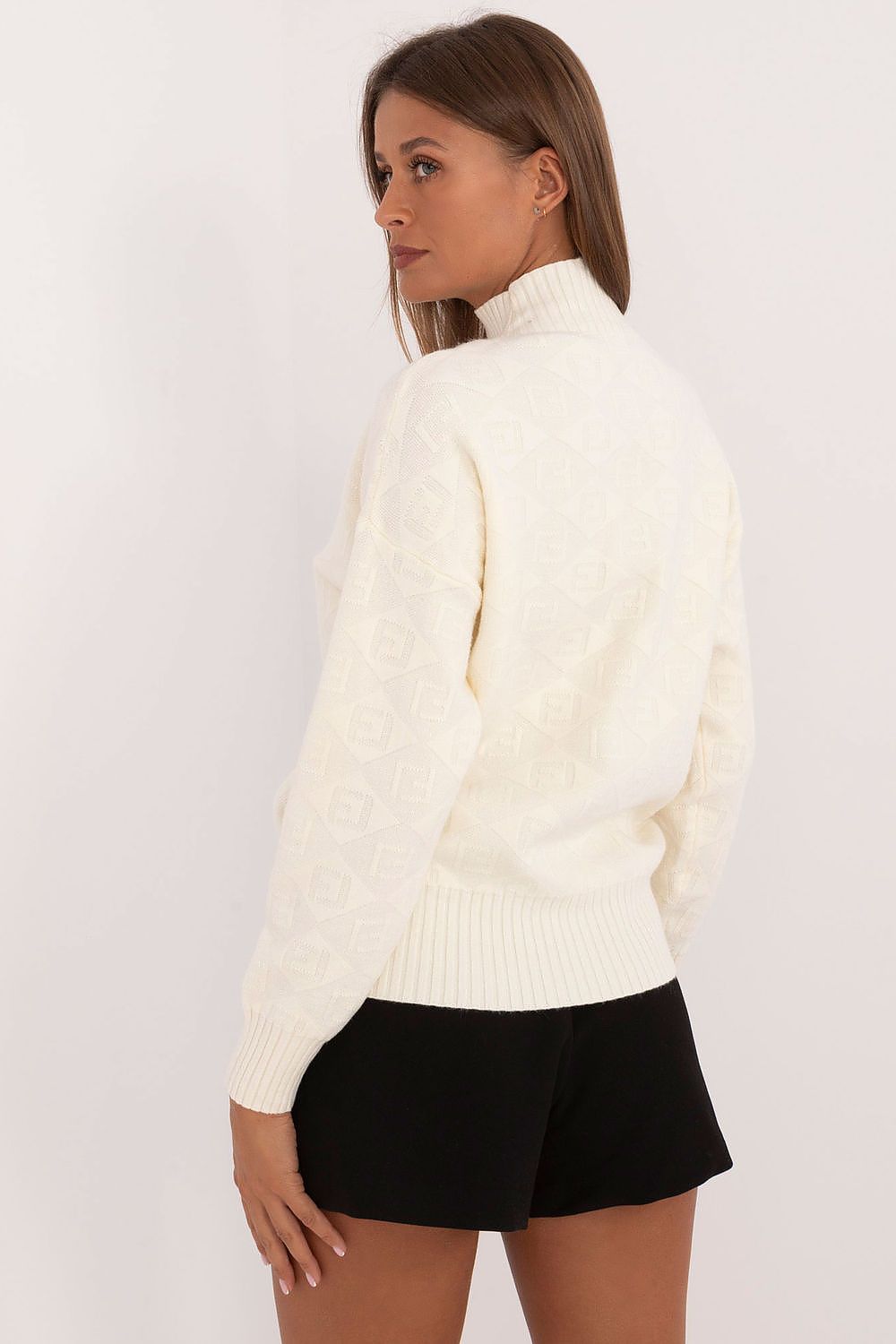   Sweter Damskie Model AT-SW-2339.54 Ecru - AT 