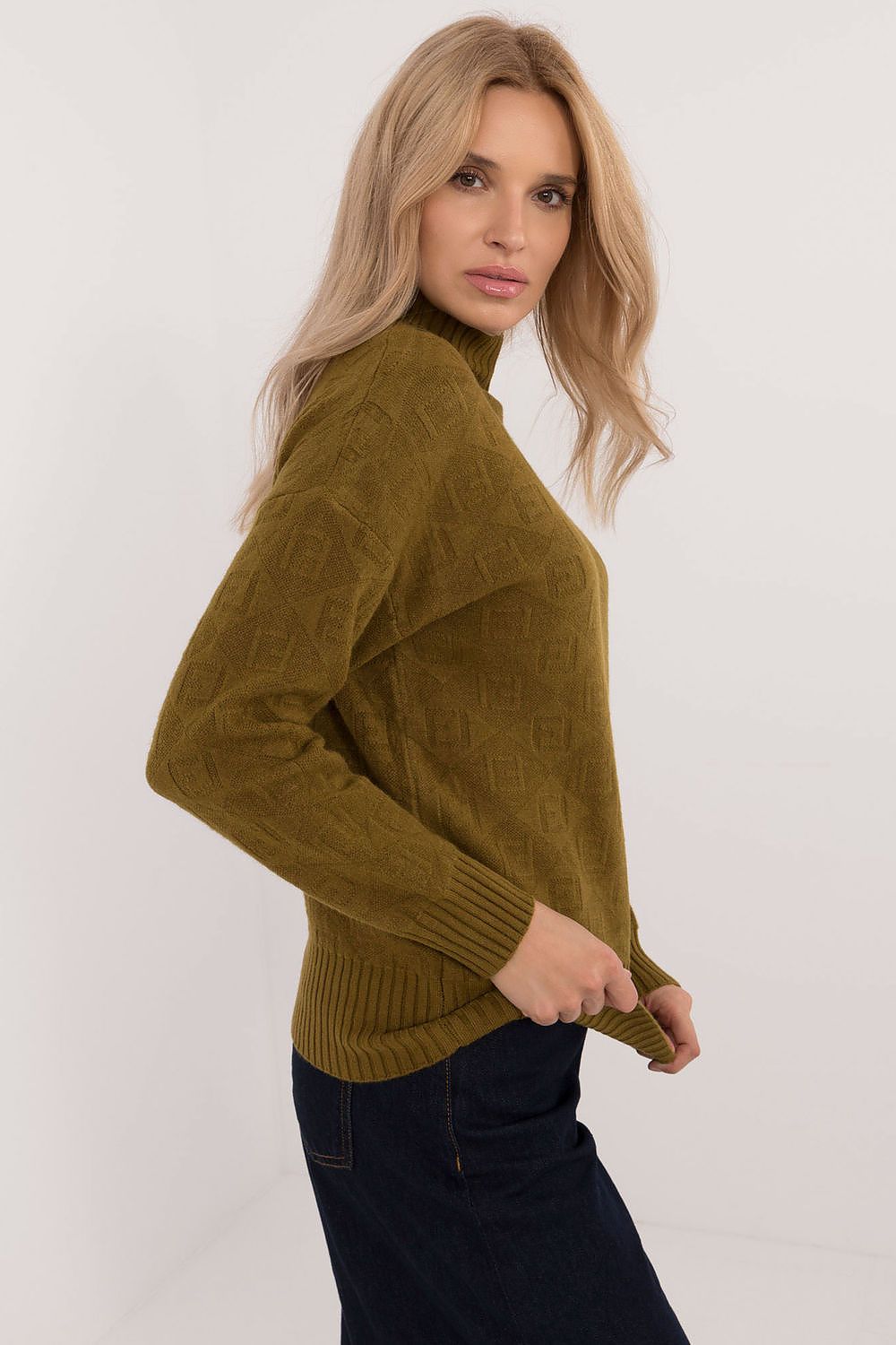   Sweter Damski Model AT-SW-2339.54 Oliwka - AT 