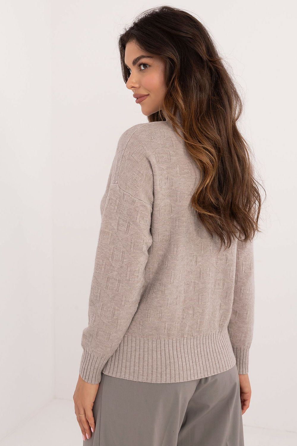   Sweter Damski Model AT-SW-2339.54 Beige - AT 