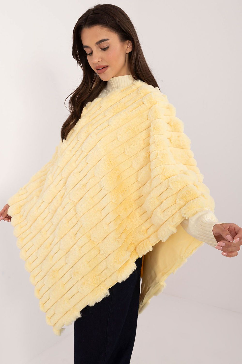  Sweter Ponczo Model AT-PN-2347.88 Light Yellow - AT 