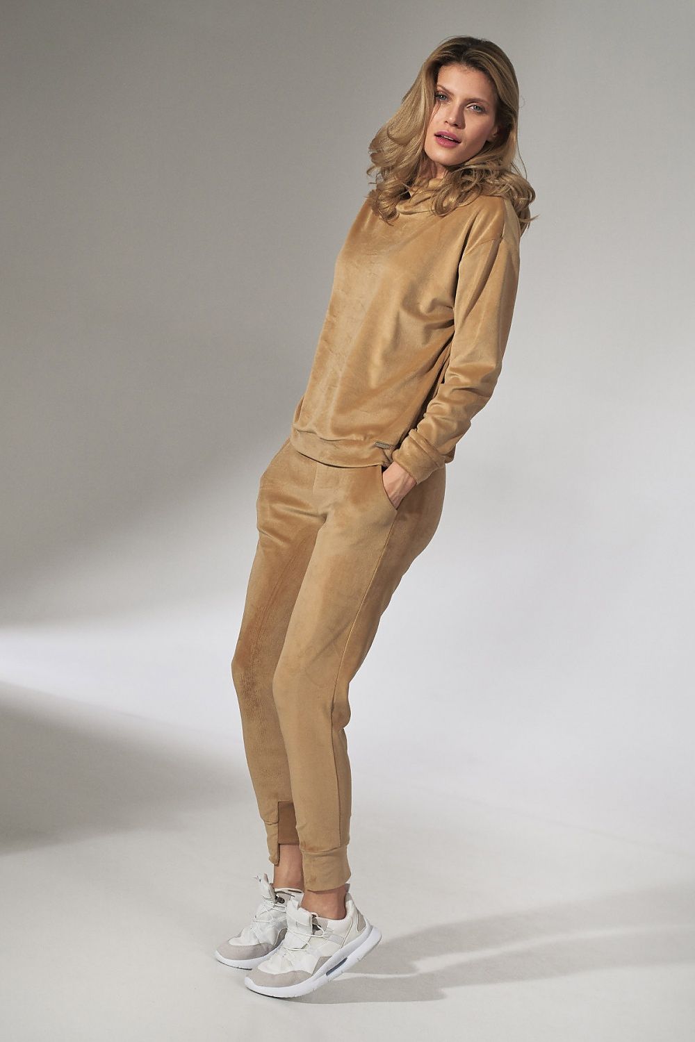   Spodnie Dresowe Model M746 Beige - Figl 