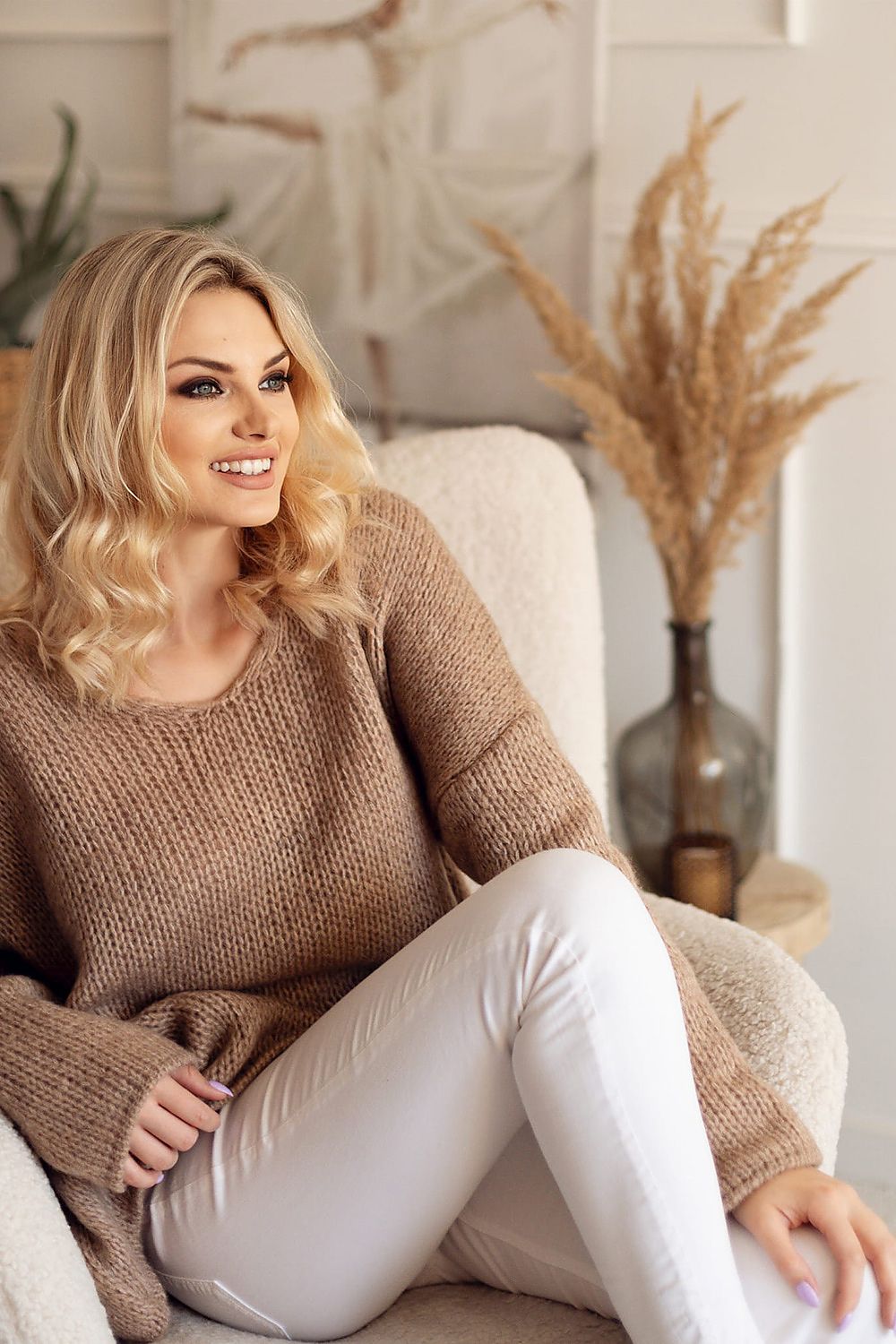   Sweter Damski Model 30080 Cappuccino - PeeKaBoo 